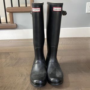 Hunters Size 8 - (buckle broken right foot pic 3)